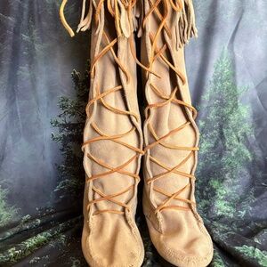 Minnetoga high top boots size 7, but fits me. I wear size 8.
